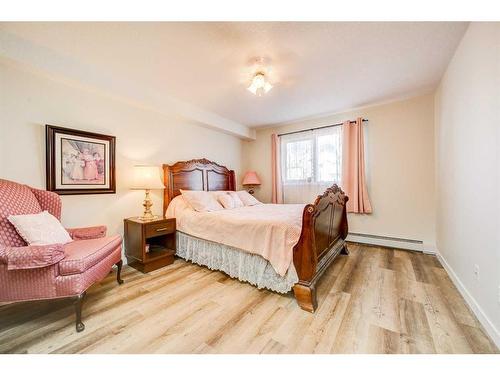 323-100 2 Avenue South, Lethbridge, AB - Indoor Photo Showing Bedroom