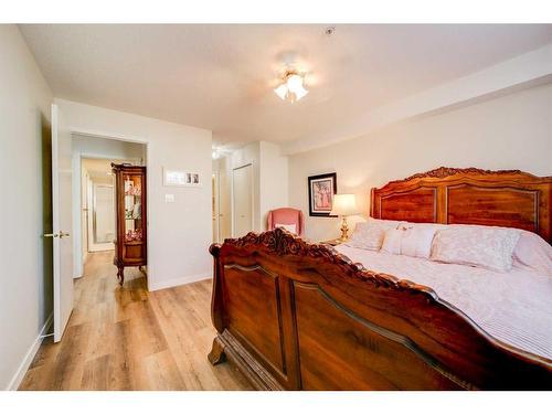 323-100 2 Avenue South, Lethbridge, AB - Indoor Photo Showing Bedroom