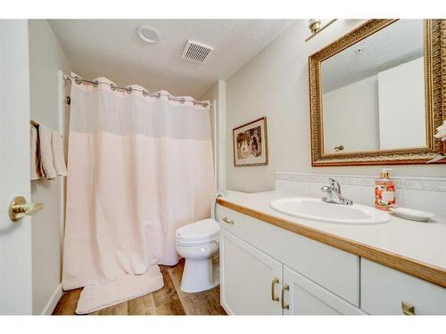 323-100 2 Avenue South, Lethbridge, AB - Indoor Photo Showing Bathroom