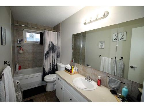 2107 10 Street, Coaldale, AB - Indoor Photo Showing Bathroom