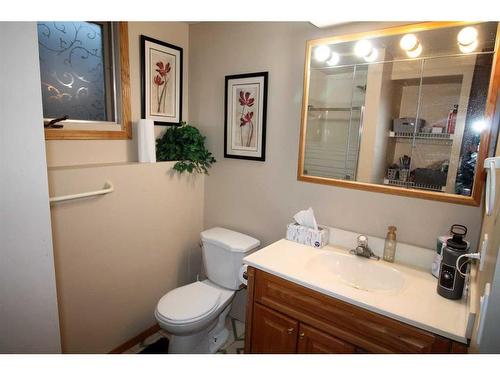 2107 10 Street, Coaldale, AB - Indoor Photo Showing Bathroom