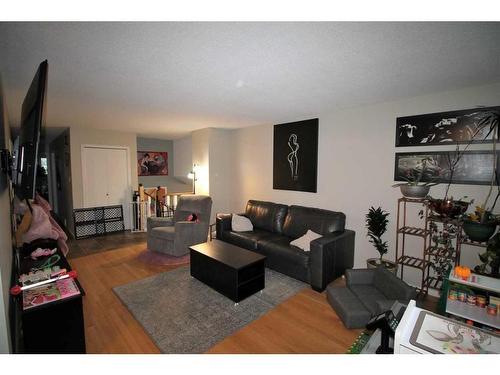 2107 10 Street, Coaldale, AB - Indoor Photo Showing Living Room