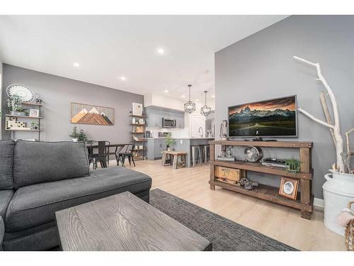 3-57 Aquitania Circle West, Lethbridge, AB - Indoor Photo Showing Living Room