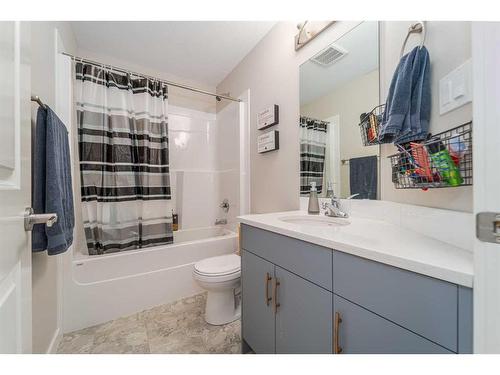 3-57 Aquitania Circle West, Lethbridge, AB - Indoor Photo Showing Bathroom