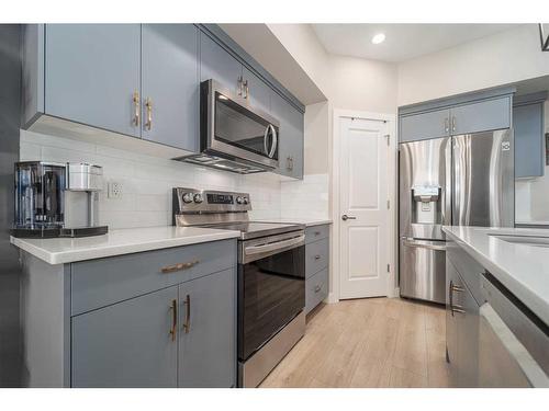 3-57 Aquitania Circle West, Lethbridge, AB - Indoor Photo Showing Kitchen With Upgraded Kitchen