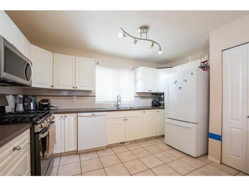 154 Jerry Potts Boulevard West, Lethbridge, AB - Indoor Photo Showing Kitchen With Double Sink