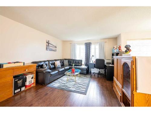 154 Jerry Potts Boulevard West, Lethbridge, AB - Indoor Photo Showing Living Room