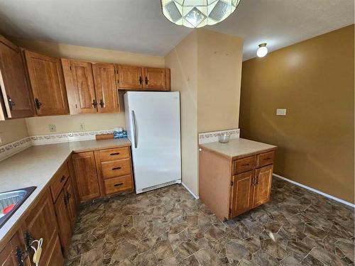 308 3 Avenue Ne, Milk River, AB - Indoor Photo Showing Kitchen