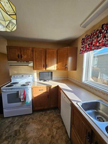 308 3 Avenue Ne, Milk River, AB - Indoor Photo Showing Kitchen With Double Sink