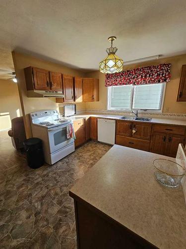 308 3 Avenue Ne, Milk River, AB - Indoor Photo Showing Kitchen With Double Sink