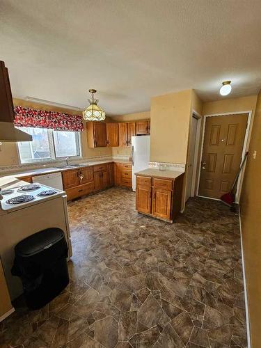 308 3 Avenue Ne, Milk River, AB - Indoor Photo Showing Kitchen