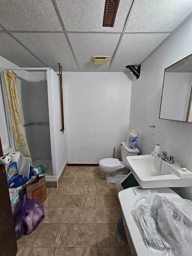 308 3 Avenue Ne, Milk River, AB - Indoor Photo Showing Bathroom