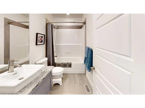 697 Sixmile Crescent South, Lethbridge, AB - Indoor Photo Showing Bathroom