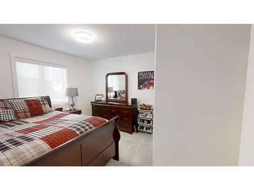 697 Sixmile Crescent South, Lethbridge, AB - Indoor Photo Showing Bedroom