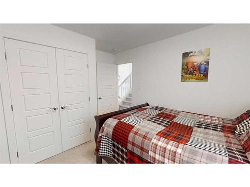 697 Sixmile Crescent South, Lethbridge, AB - Indoor Photo Showing Bedroom