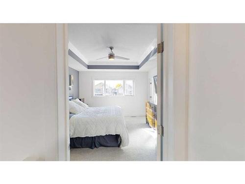 697 Sixmile Crescent South, Lethbridge, AB - Indoor Photo Showing Bedroom