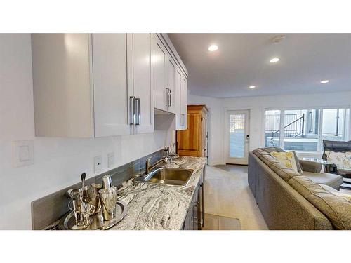 697 Sixmile Crescent South, Lethbridge, AB - Indoor Photo Showing Kitchen