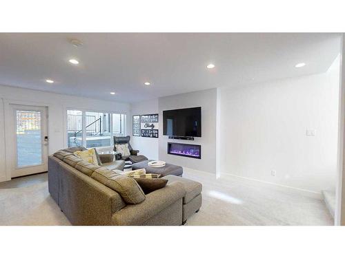 697 Sixmile Crescent South, Lethbridge, AB - Indoor Photo Showing Living Room