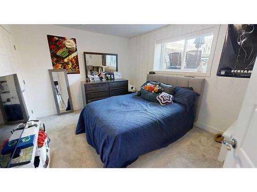 697 Sixmile Crescent South, Lethbridge, AB - Indoor Photo Showing Bedroom