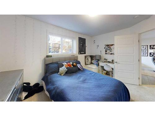 697 Sixmile Crescent South, Lethbridge, AB - Indoor Photo Showing Bedroom