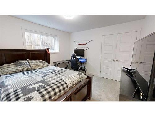 697 Sixmile Crescent South, Lethbridge, AB - Indoor Photo Showing Bedroom