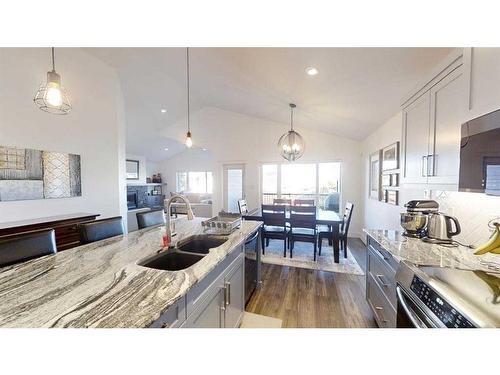 697 Sixmile Crescent South, Lethbridge, AB - Indoor Photo Showing Kitchen With Double Sink With Upgraded Kitchen