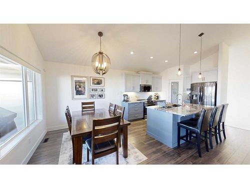 697 Sixmile Crescent South, Lethbridge, AB - Indoor Photo Showing Dining Room