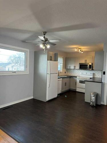 690 Florence Street, Pincher Creek, AB - Indoor Photo Showing Kitchen