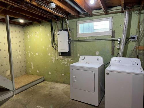 690 Florence Street, Pincher Creek, AB - Indoor Photo Showing Laundry Room