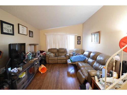 2313 22 Ave, Coaldale, AB - Indoor Photo Showing Living Room