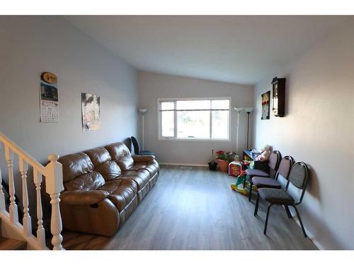 2311 22 Ave, Coaldale, AB - Indoor Photo Showing Living Room