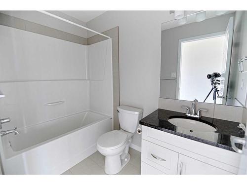 493 Devonia Way West, Lethbridge, AB - Indoor Photo Showing Bathroom