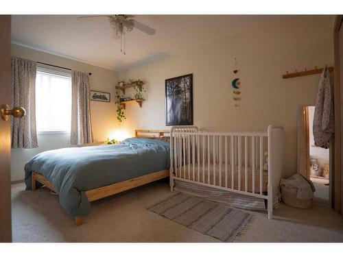 10 Athabasca Way West, Lethbridge, AB - Indoor Photo Showing Bedroom