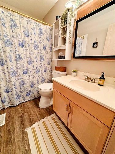 10 Athabasca Way West, Lethbridge, AB - Indoor Photo Showing Bathroom