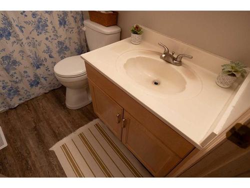 10 Athabasca Way West, Lethbridge, AB - Indoor Photo Showing Bathroom