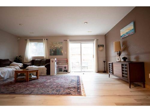 10 Athabasca Way West, Lethbridge, AB - Indoor Photo Showing Living Room