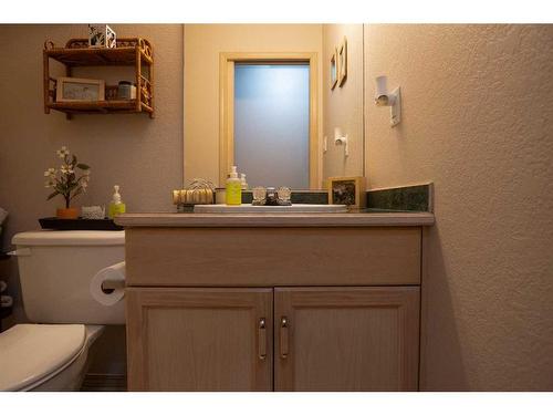 10 Athabasca Way West, Lethbridge, AB - Indoor Photo Showing Bathroom