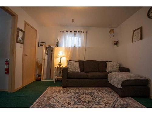 10 Athabasca Way West, Lethbridge, AB - Indoor Photo Showing Living Room