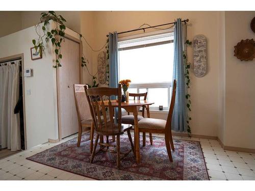 10 Athabasca Way West, Lethbridge, AB - Indoor Photo Showing Dining Room