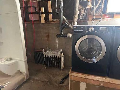 41 2Nd Avenue East, Cardston, AB - Indoor Photo Showing Laundry Room