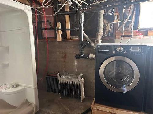 41 2Nd Avenue East, Cardston, AB - Indoor Photo Showing Laundry Room