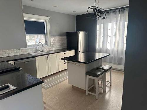 41 2Nd Avenue East, Cardston, AB - Indoor Photo Showing Kitchen