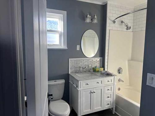 41 2Nd Avenue East, Cardston, AB - Indoor Photo Showing Bathroom