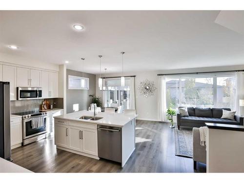 91 Riverford Close West, Lethbridge, AB - Indoor Photo Showing Kitchen With Stainless Steel Kitchen With Double Sink With Upgraded Kitchen