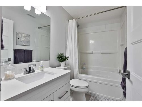 91 Riverford Close West, Lethbridge, AB - Indoor Photo Showing Bathroom