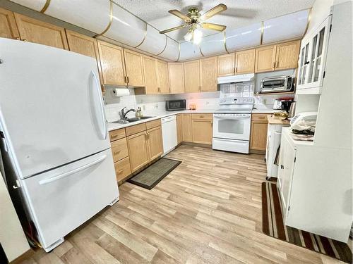 122-20 3 Street, Lethbridge, AB - Indoor Photo Showing Kitchen With Double Sink