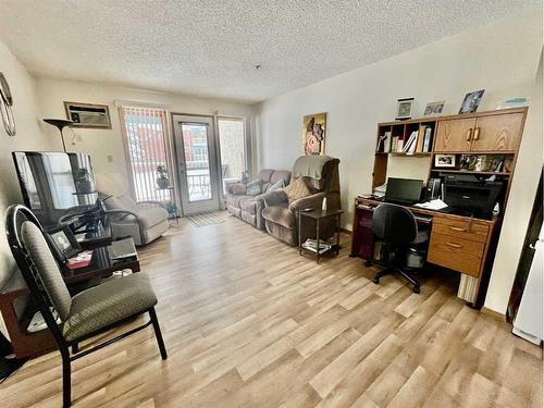 122-20 3 Street, Lethbridge, AB - Indoor Photo Showing Living Room