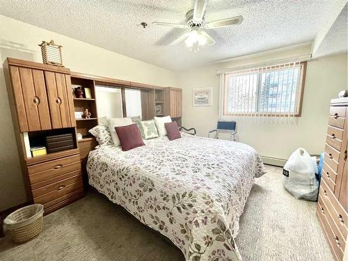 122-20 3 Street, Lethbridge, AB - Indoor Photo Showing Bedroom