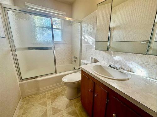 1822 13 Avenue South, Lethbridge, AB - Indoor Photo Showing Bathroom