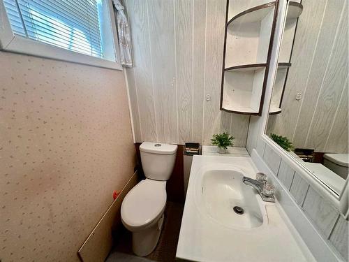 1822 13 Avenue South, Lethbridge, AB - Indoor Photo Showing Bathroom